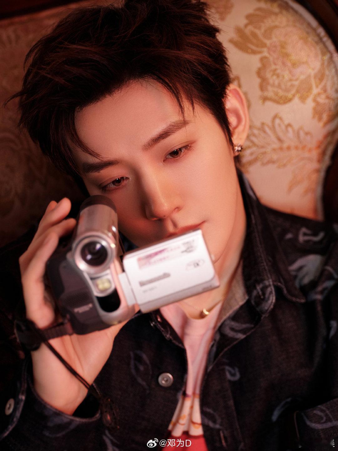 邓为南京活动出发图邓为初夏法甜造型 邓为今日份南京奢牌活动出发图来了！初夏法甜风