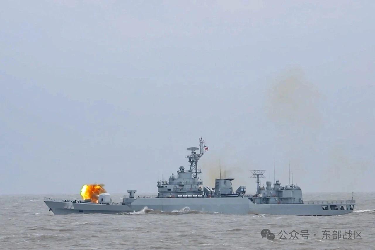 老当益壮566舰，100毫米双管主炮对海实弹射击！
      图片来自东部战区