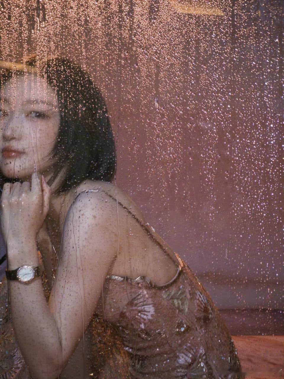 周冬雨粉裙短发 今天这个周冬雨以北影节全球推广人的身份出席活动，事业批谁看了不爽