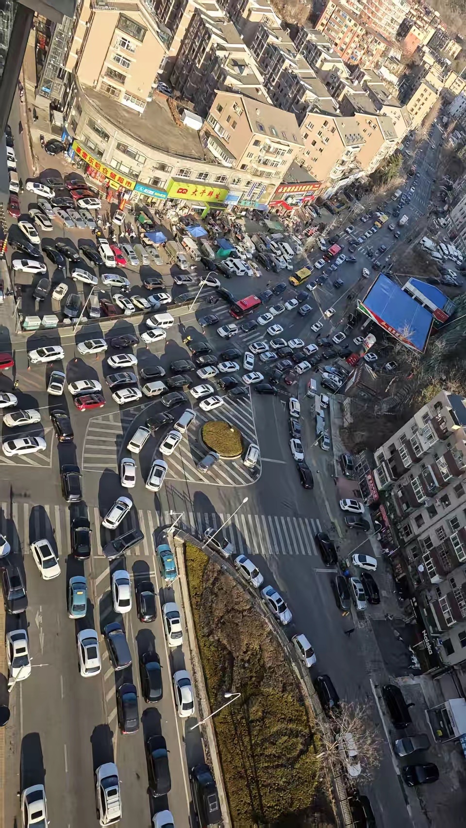 某市加油站现状，大家都加油了吗。