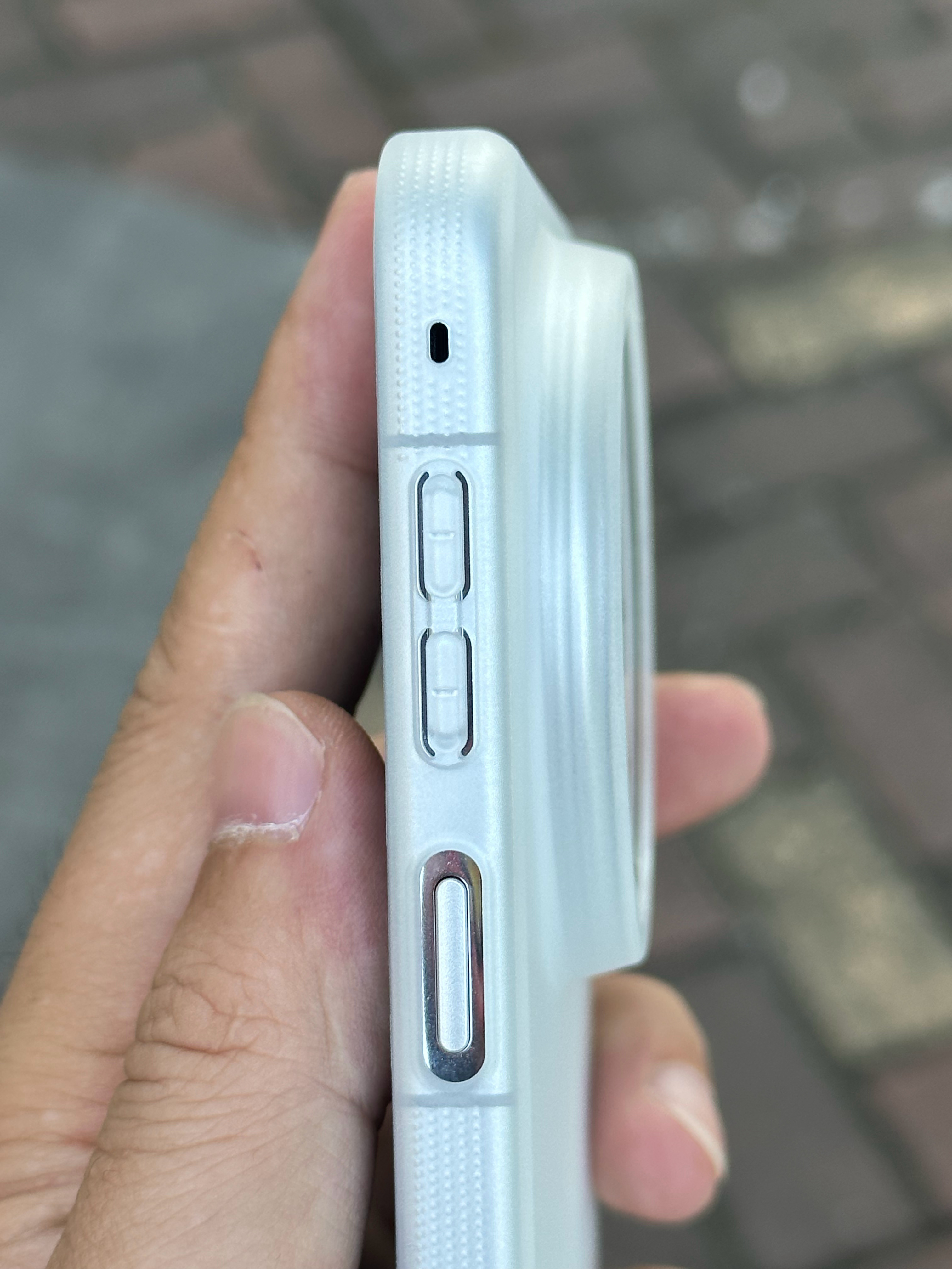 感受一下 Mate90proMax 的超薄壳。顶部孔位修正了，侧边孔位也修正了。
