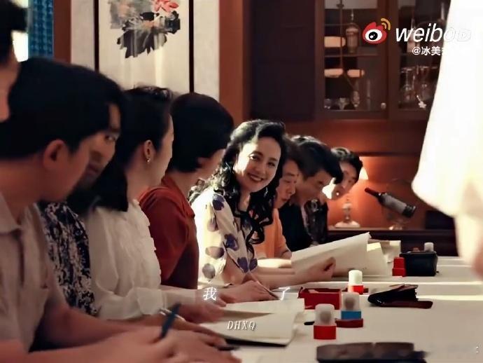 80年代妈妈必有的一张照片 看到这张照片里妈妈抱着旧收音机，脸上带着满足的笑容，