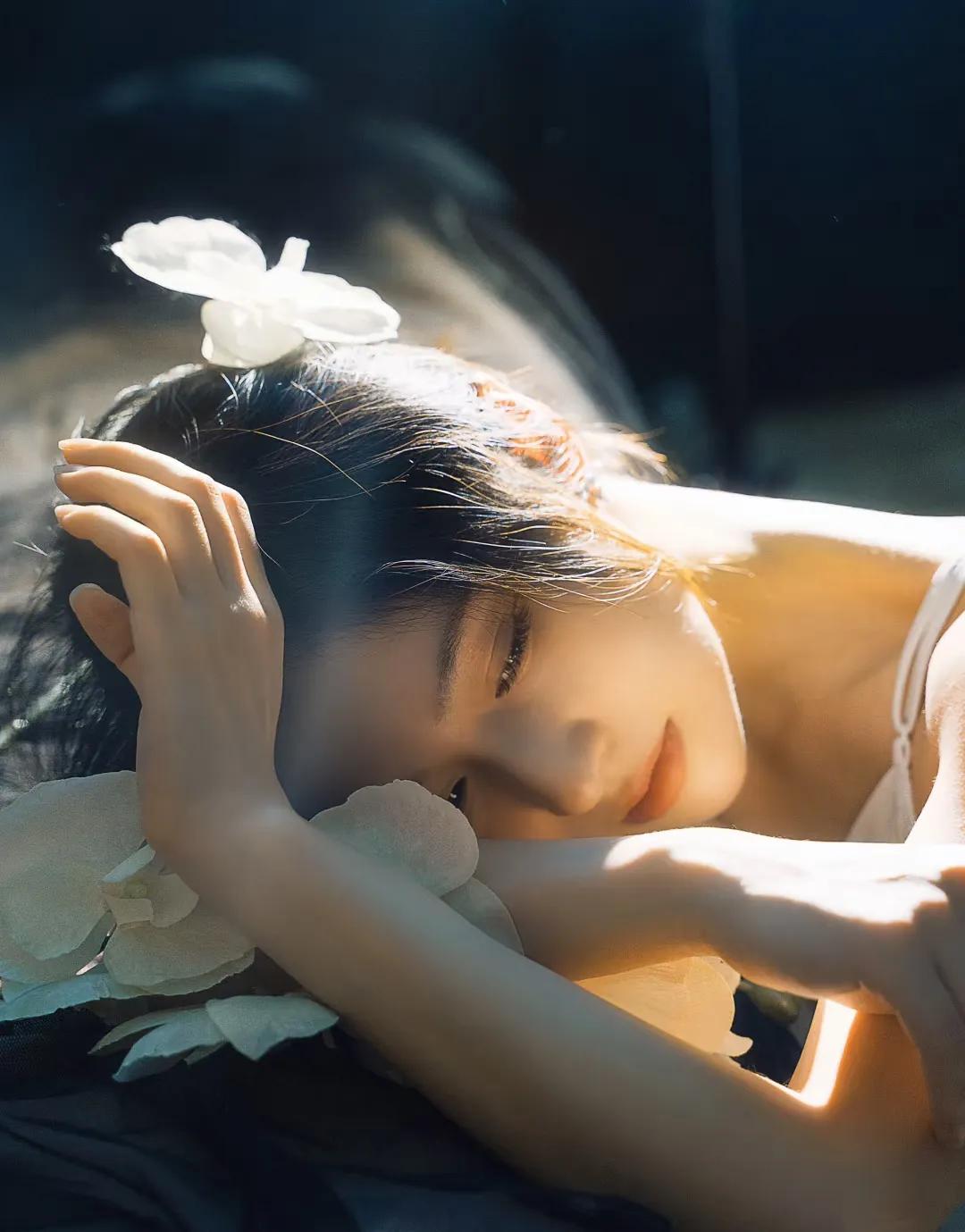 ——来我梦里的人
     ——文/一小只嗑字的🕊️鸽子

昨晚，
在梦里，