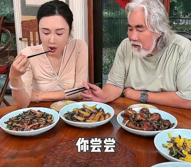 杜星霖为啥死心塌地跟着张纪中？我觉得其实就两点：一是老爷子当导演攒够了钱，她和孩