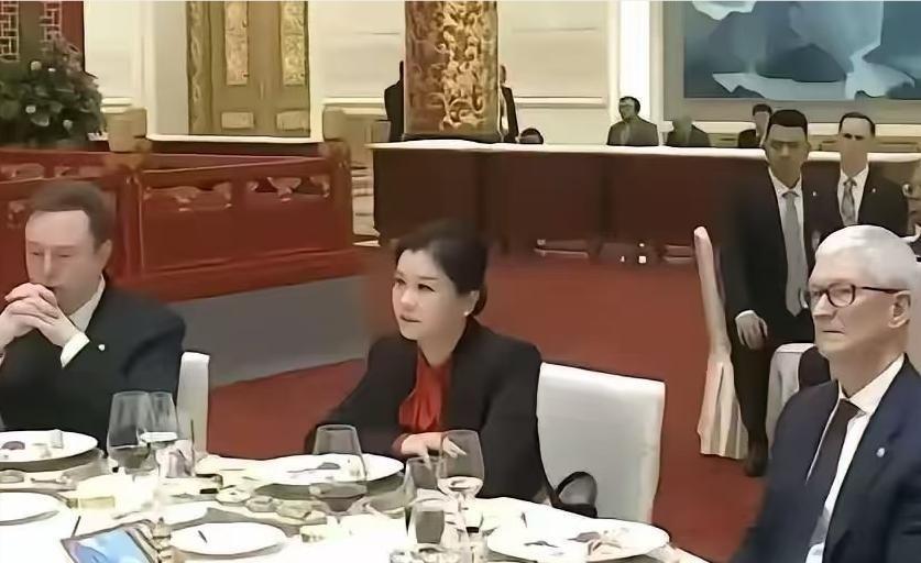 这两天，一张顶级晚宴合影在朋友圈疯传：画面中那位气场沉稳的湖南大姐，淡定地坐在苹