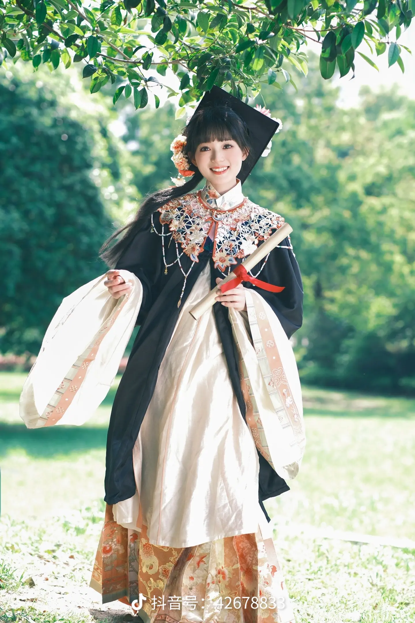 就让我替过去的女性带一次学士帽，簪花点缀，这是我的路，也是她们的梦