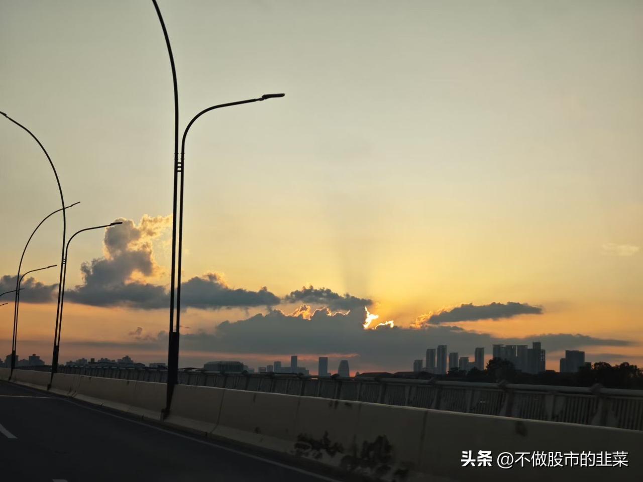 全线走弱无需盲目割肉！科技主跌浪已至，两类机会要分清
 
昨天大盘全天连续下挫，