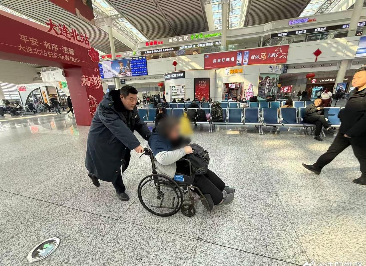 争当铁路好网民3月31日，大连北站服务台接到旅客求助电话，该旅客因行动不便，独自