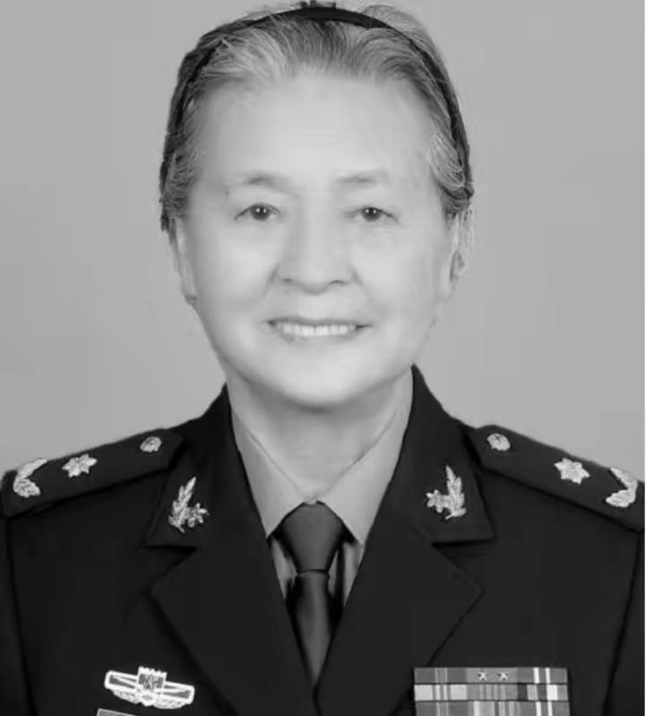 1972年，47岁的陈菊梅做了一个疯狂的决定：切掉阑尾，摘掉扁桃体，拔光满口牙齿