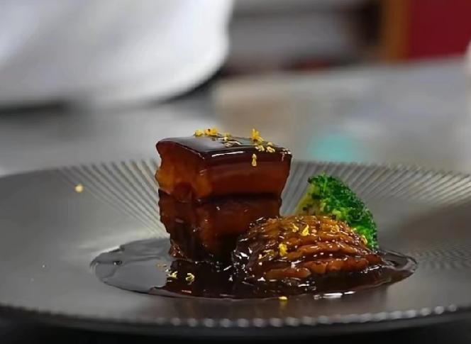 2026年2月26日德国总理默茨访华，在杭州花家山庄的欢迎宴上，被西湖醋鱼和东坡