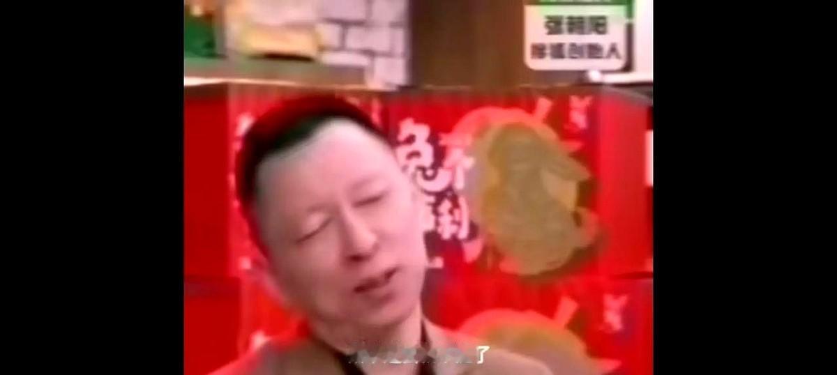 董宇辉把话筒递给张朝阳，身体微微前倾，满眼都是对一个“学神”履历的好奇。
他一口