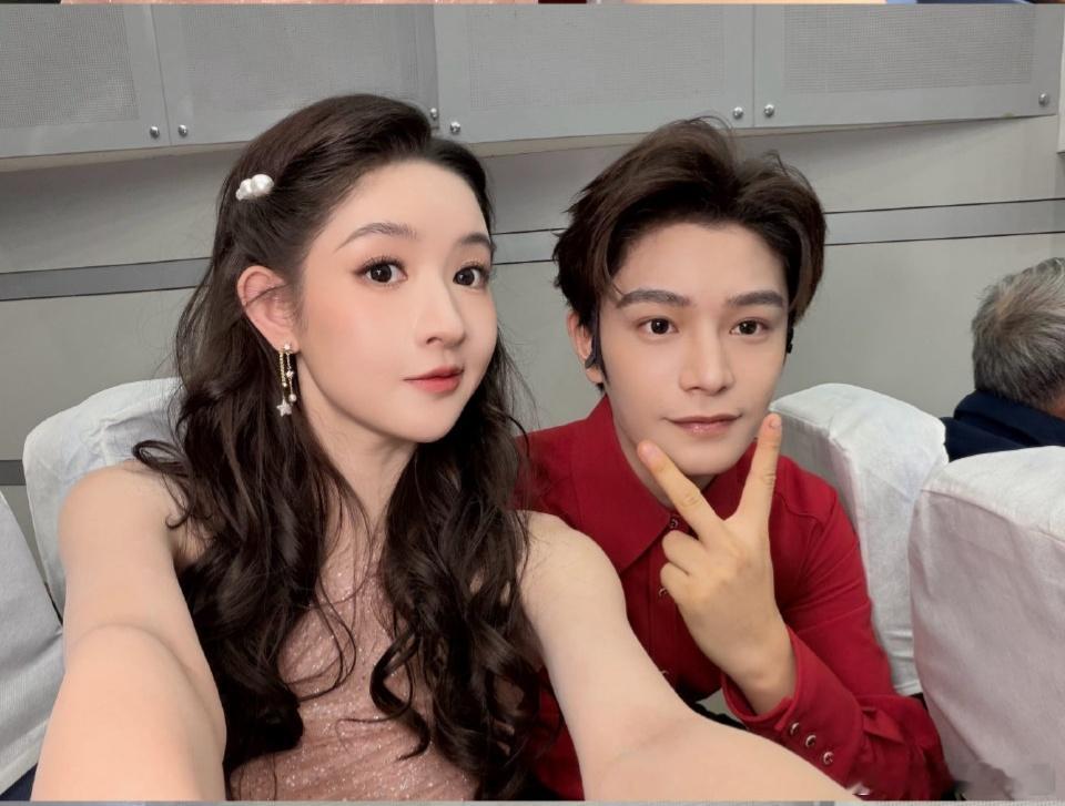 春晚后台帅哥美女们合照！眼前一亮又一亮