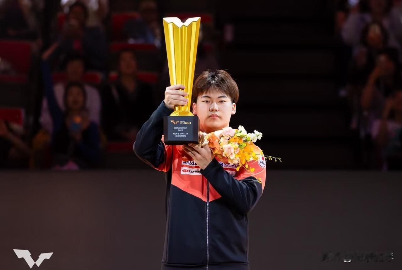 松岛辉空登上世界第一的宝座谁最受益？
我觉得是王楚钦，
因为以前大家都死死地盯着