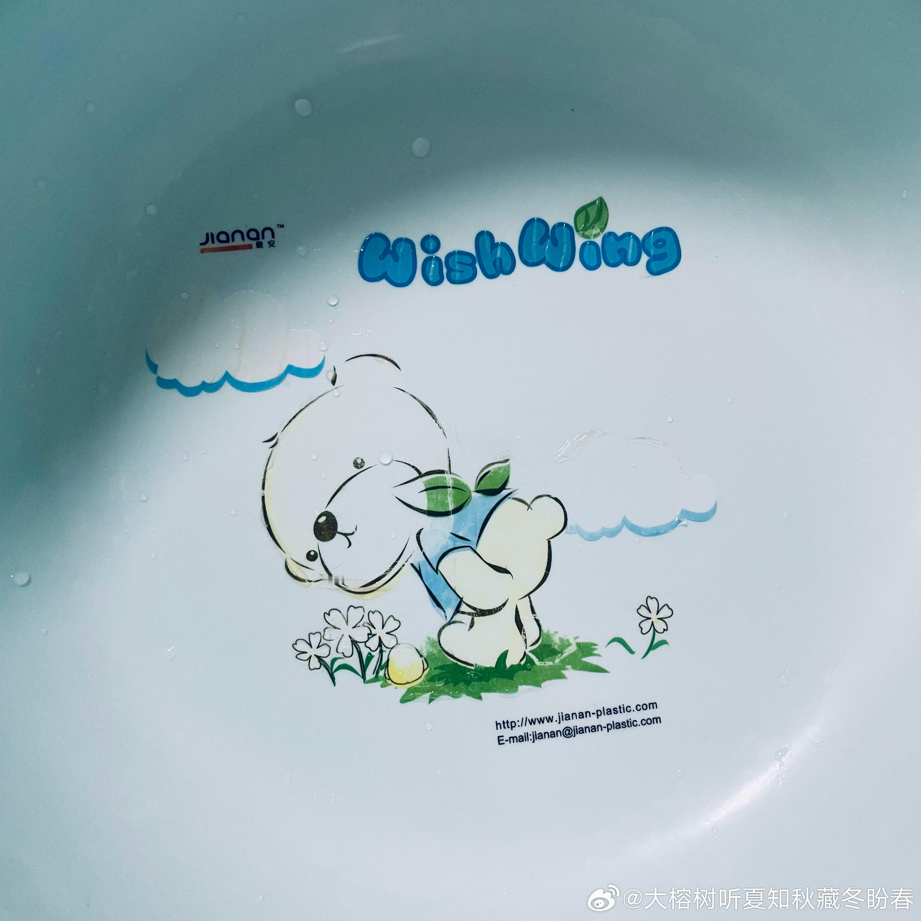 好爱蓝色。喜欢小熊弟弟。弟弟今年就要满二十四岁了。爸妈答应了六一那天给他订一个小