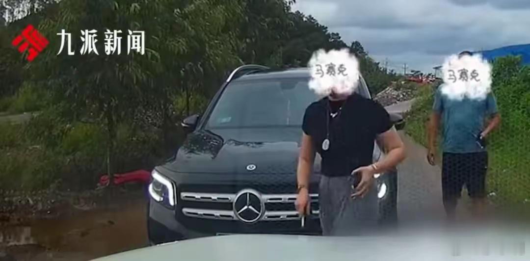 公安局长称奔驰女拿的证件是假的奔驰女是做生意的，不是公职人员，亮的证件是假的，女