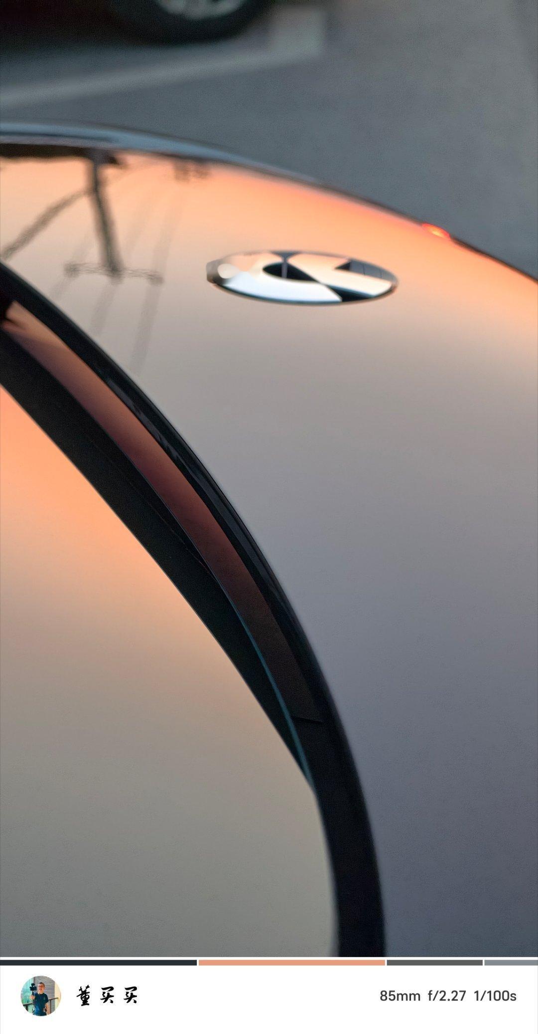 ET9落日下反光的质感，确实能明白，它为啥值80万。这个平台的ES9，做爆款路线