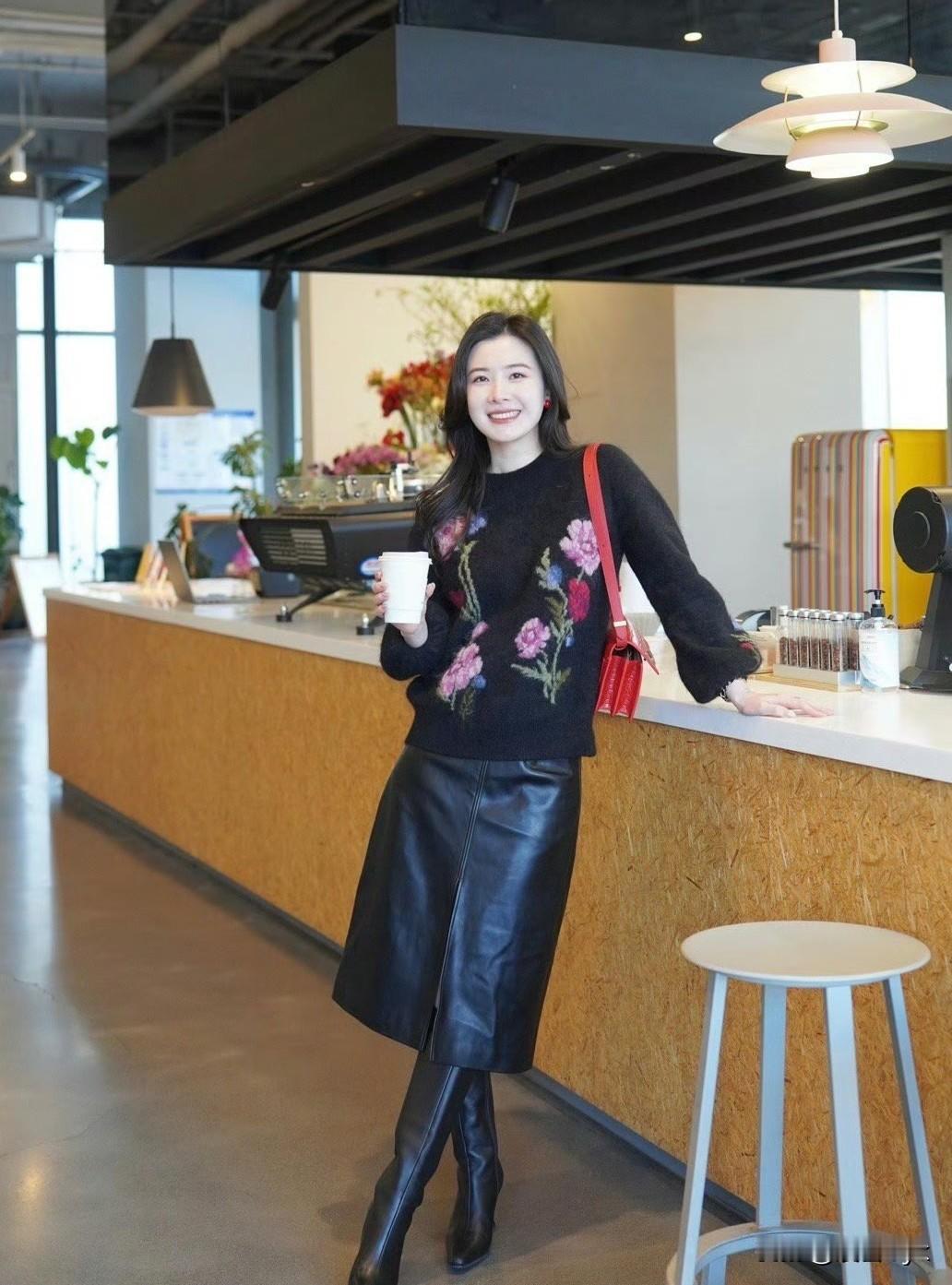 不要人夸好颜色，只留清气满乾坤。