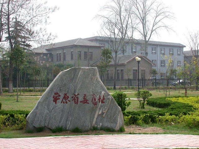 中共平原省委旧址
位于‌河南省新乡市‌，是平原省时期（1949年-1952年）的