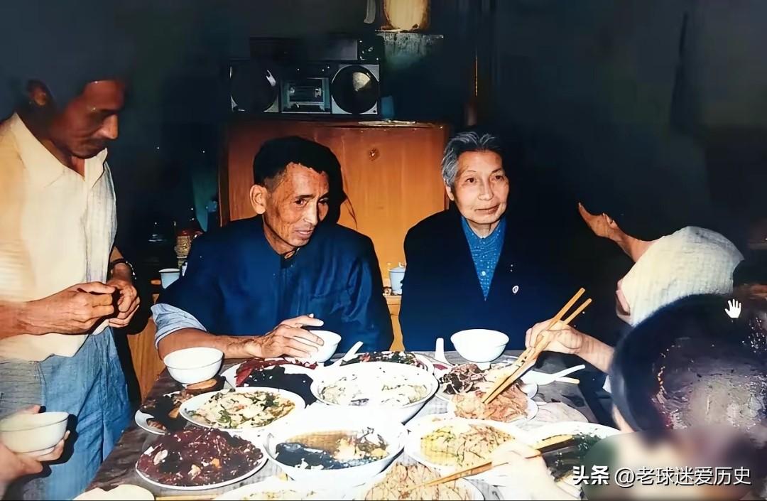 这张老照片定格了革命前辈曾志晚年返乡探望儿子石来发的珍贵时刻。
历经半世别离，母