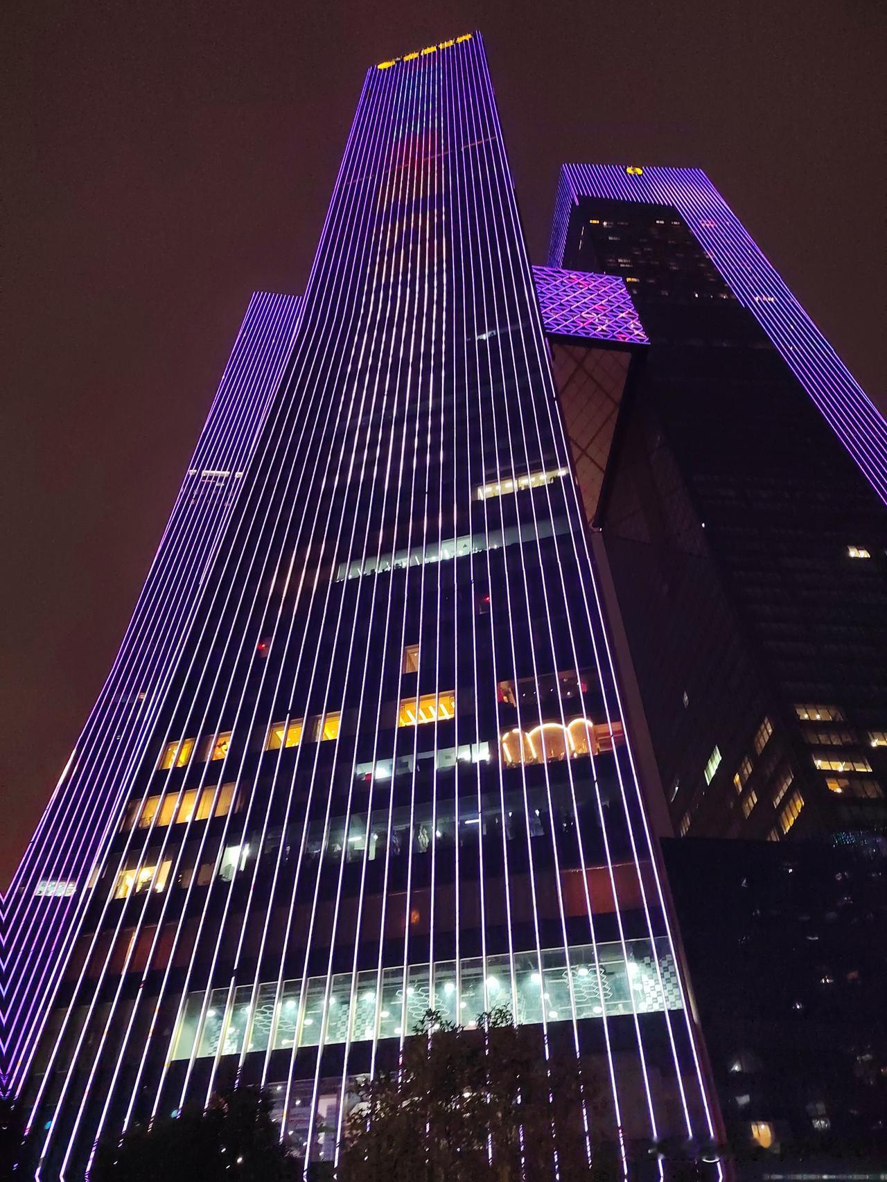 我们的跨年行程
今天是跨年夜，小孩不回来吃晚饭，下午老伴在家里包粽子，我负责用高