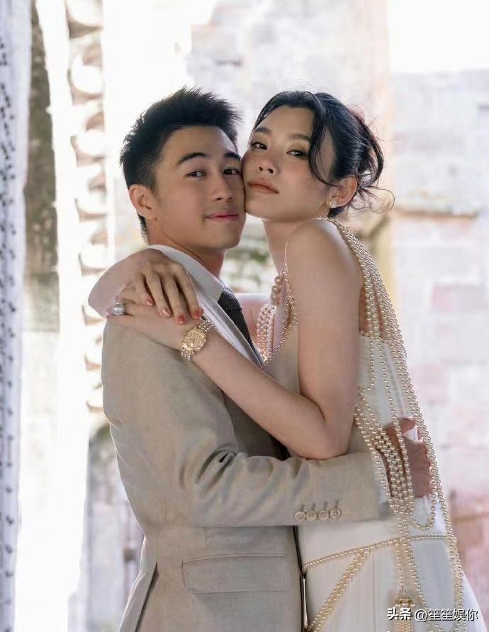 奚梦瑶作为江浙沪家境优渥的独生女，自幼在爱意里成长，内心丰盈自爱，面对豪门财富始