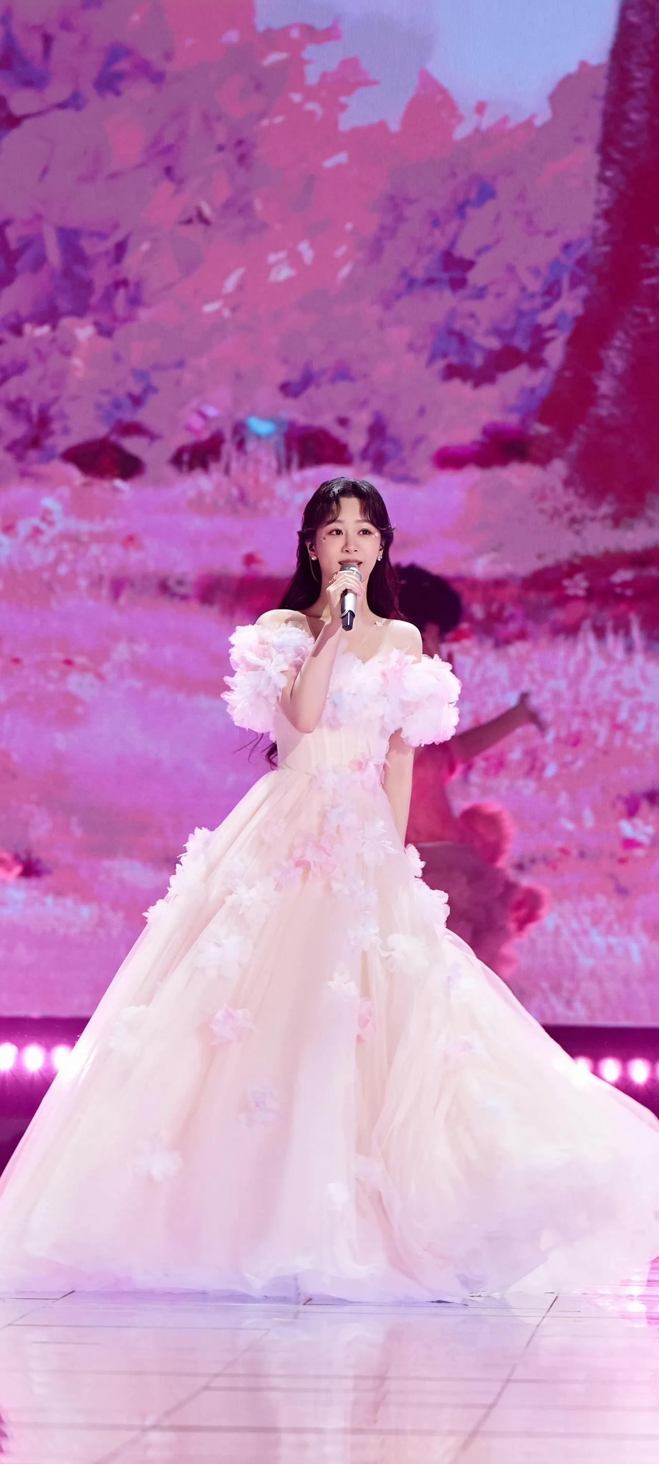 杨紫高清壁纸，轻纱朦胧勾勒温柔