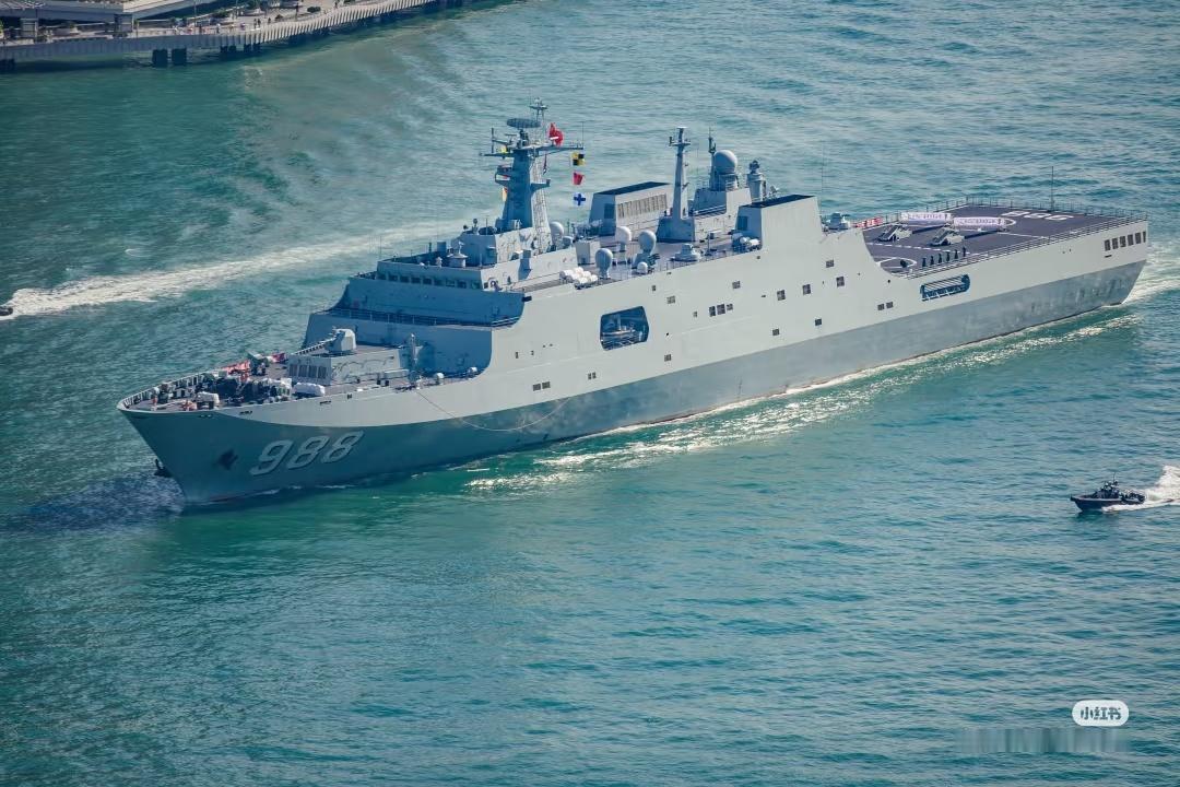 中国海军沂蒙山舰和戚继光舰于今日即9月30日晨驶入香港维多利亚港，香港大批市民和