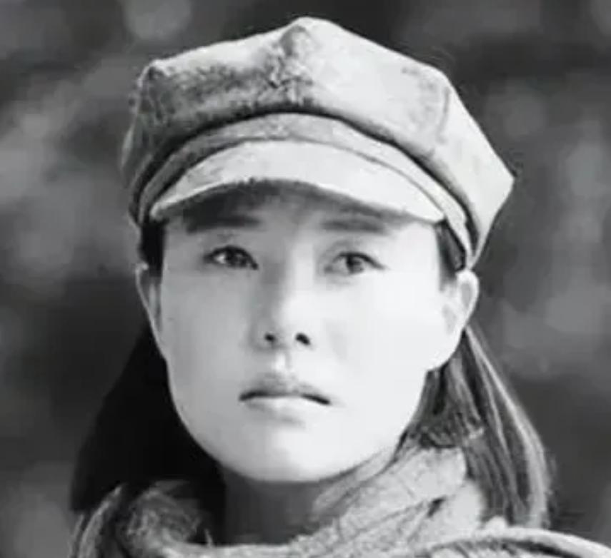 1937年，15岁女红军被敌人抓住，正要被砍头时，一名敌军官走过来，摸摸她的脸：