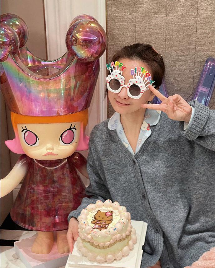 今天是吴昕的生日，这位41岁的女神状态好到让人惊叹！怎么越来越有少女感了？😍
