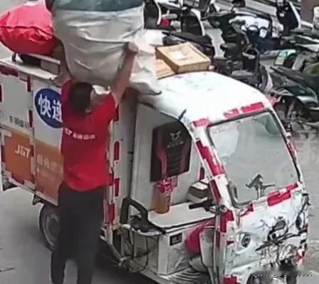 近日，河南信阳一名37岁快递员在高温天气下送快递，不幸突发热射病，经抢救无效逝世