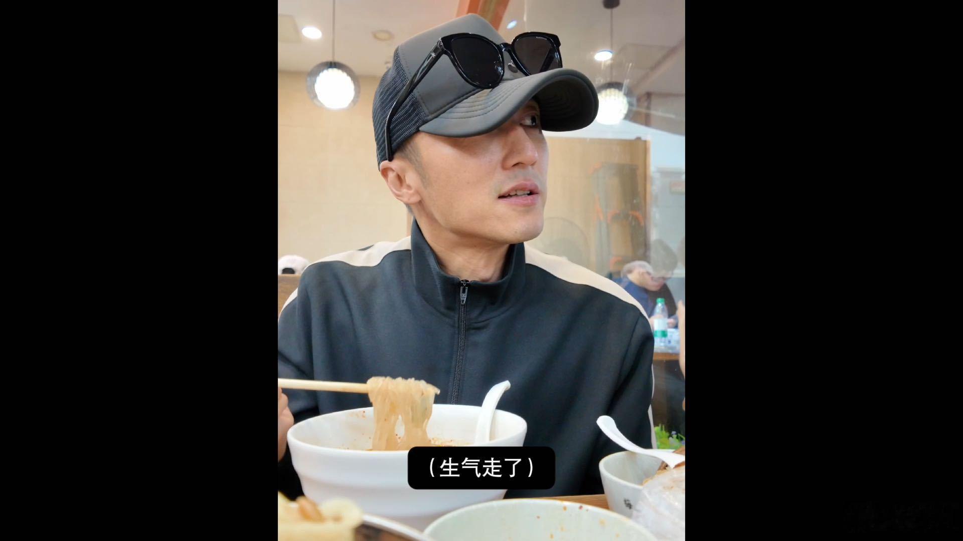谢霆锋晋江在逃编剧 谢霆锋南京演唱会太有看点了，品尝本地特色鸭血粉丝时脑洞大开，