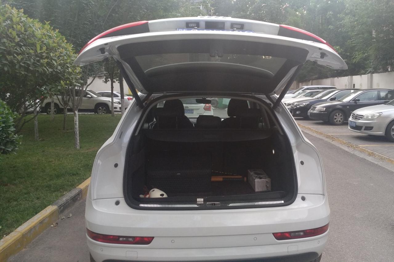 后备箱关不严，车子跑起来跟“敲锣打鼓”一样，一路“哐当哐当”、“吱呀吱呀”响个不