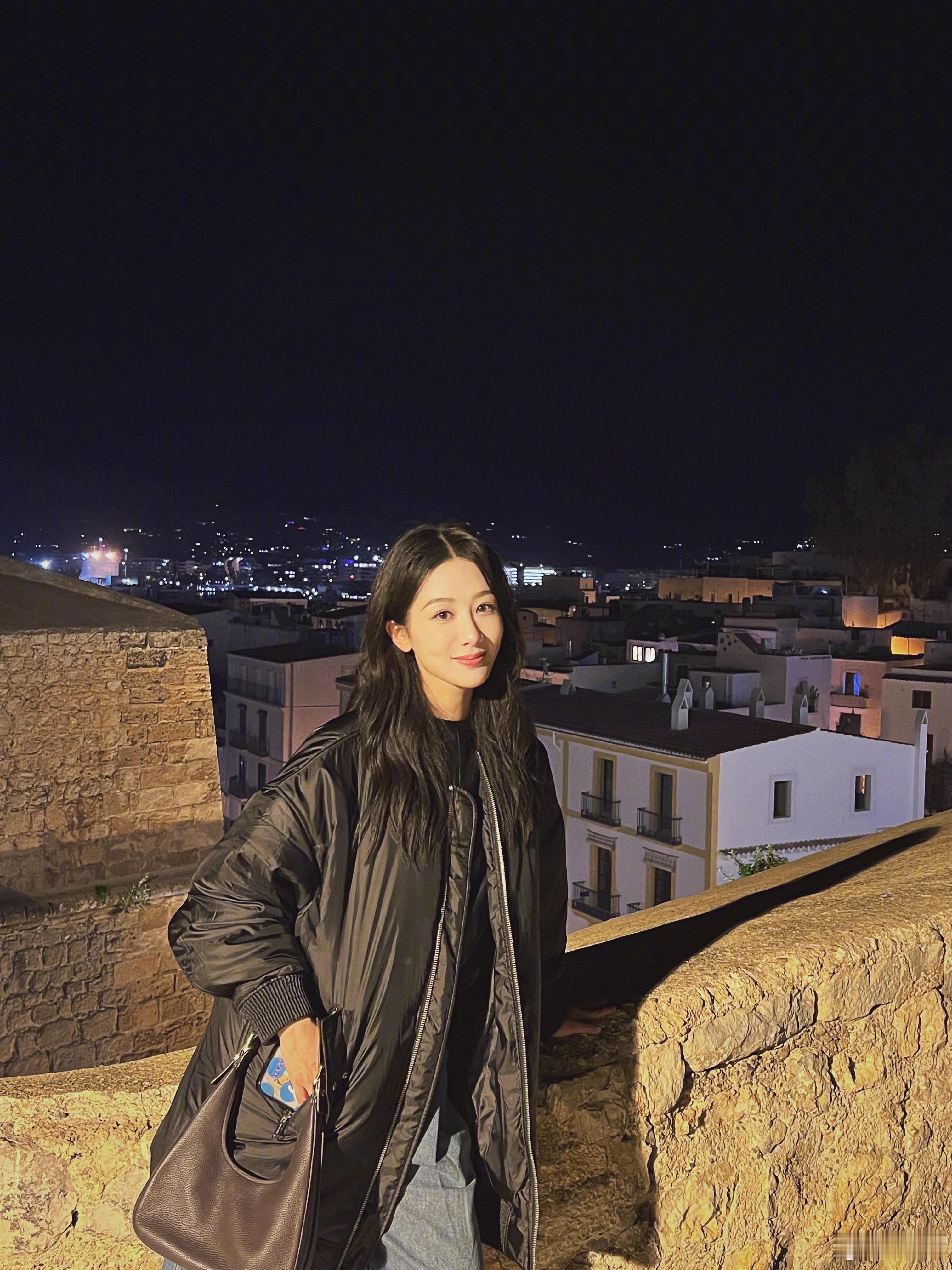 #杨紫旅行九宫格##杨紫黑色棉服黑长直# 杨紫旅行九宫格，是黑色棉服黑长直，溢出
