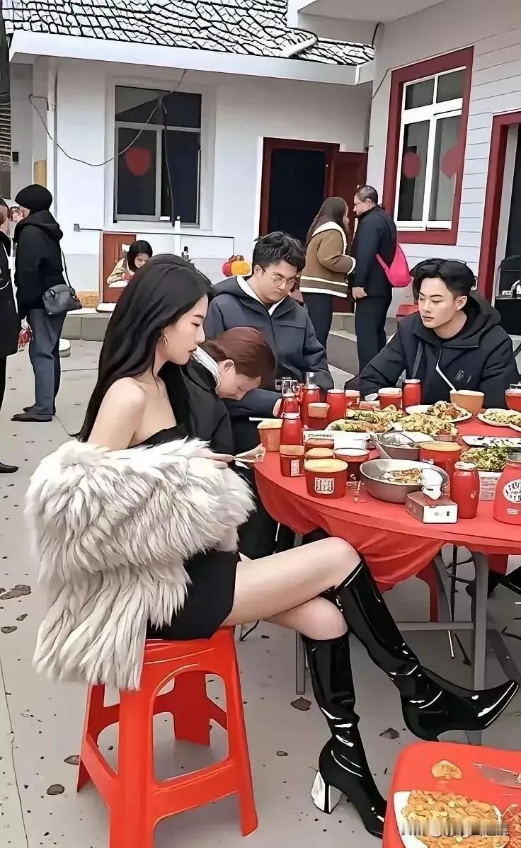 真的有人穿成这样去喝喜酒吗？