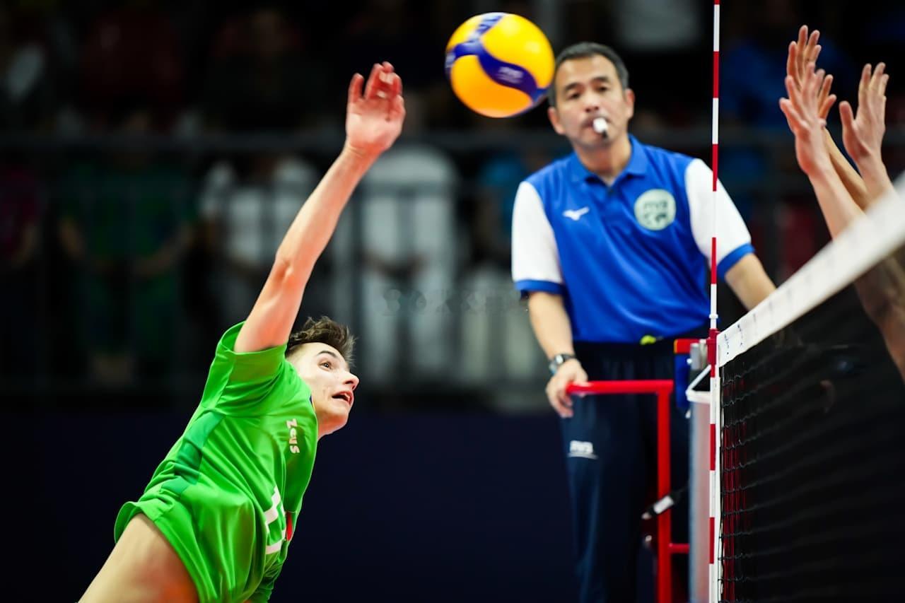 中国U19男排3-2阿根廷本场比赛的第一裁判是日本的服部笃史（是中国1-3保加利
