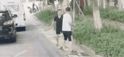 犯了大忌！永远不要把后脑勺留给敌人！冲动是魔鬼，没有赢家！