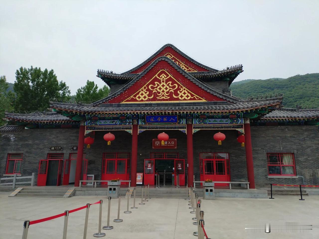 分享一张你的旅行风景照片盘山游览景区实拍，蓝天白云，风景秀丽，游人如梭兴致勃勃！