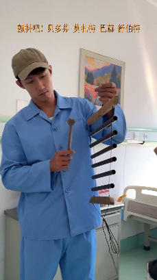 谁来懂一下黄景瑜黄景瑜张小满抽象vlog谁懂黄景瑜的搞笑天赋！张小满vlog看似