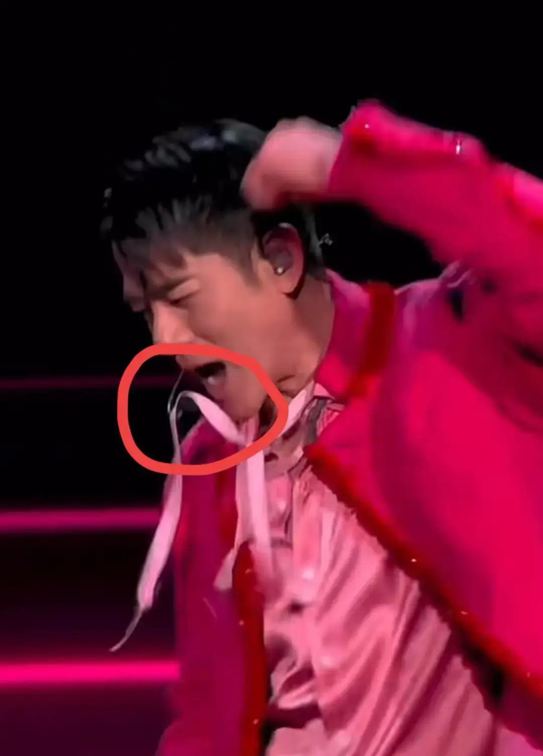 郭富城昨晚在抖音直播唱《动起来》，跳到副歌飘带突然缠住麦克风。

60岁的人反应