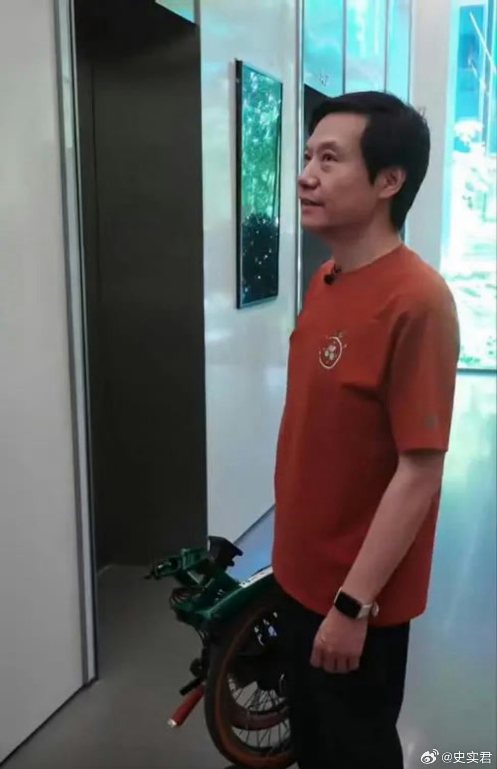 假如你去小米公司总部面试，在电梯里遇到了雷总，他笑着说：来面试啊？你该怎么回答？