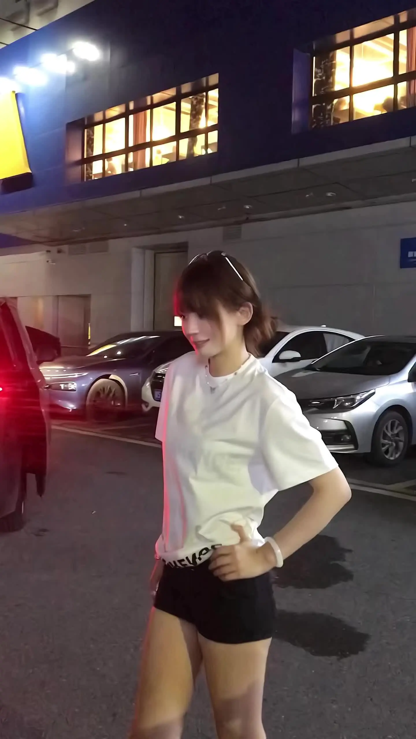 我偏要做这傲于高墙上的凌霄花
