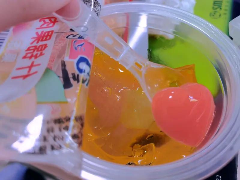 近日一网友反映，其购买的喜之郎果冻在未开封状态下，出现毛发异物，随后他向客服人员