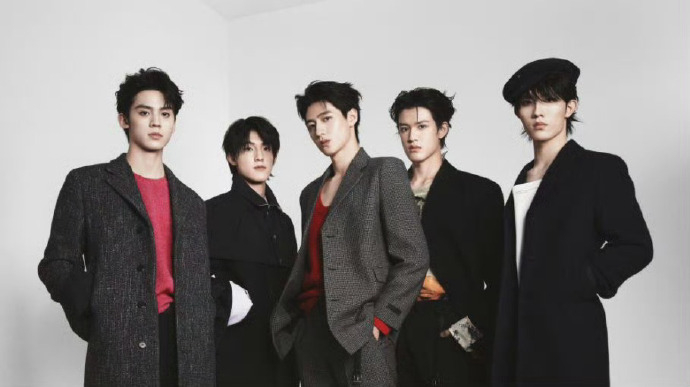 TOP登陆少年组合『朱志鑫 张泽禹 张极 左航 苏新皓』成为PRADA品牌大使 