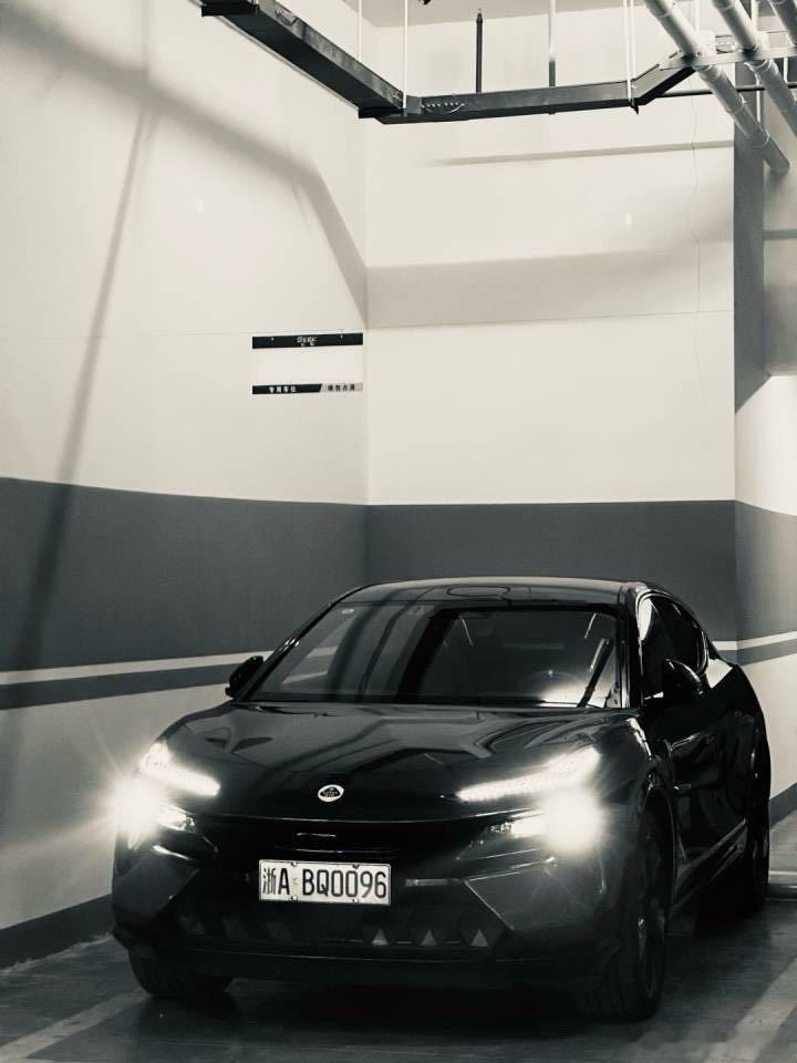 论黑色西装的重要性。这张照片确实蛮满意的。在光影间寻找的高对比度、低色度，把绿色