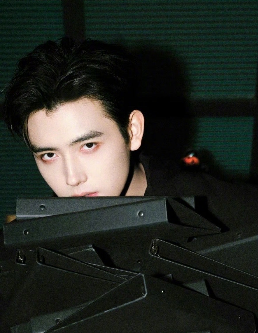 陈飞宇今日份造型来了，All black贵公子！星光大赏出图