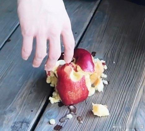 刘轩丞徒手捏爆苹果刘轩丞解锁硬核名场面！徒手捏爆苹果超干脆，果肉四溅的瞬间超震撼