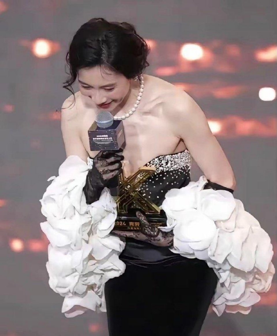 这衣服马上掉下来了 太危险了啊 为什么要给领口做这么低啊 