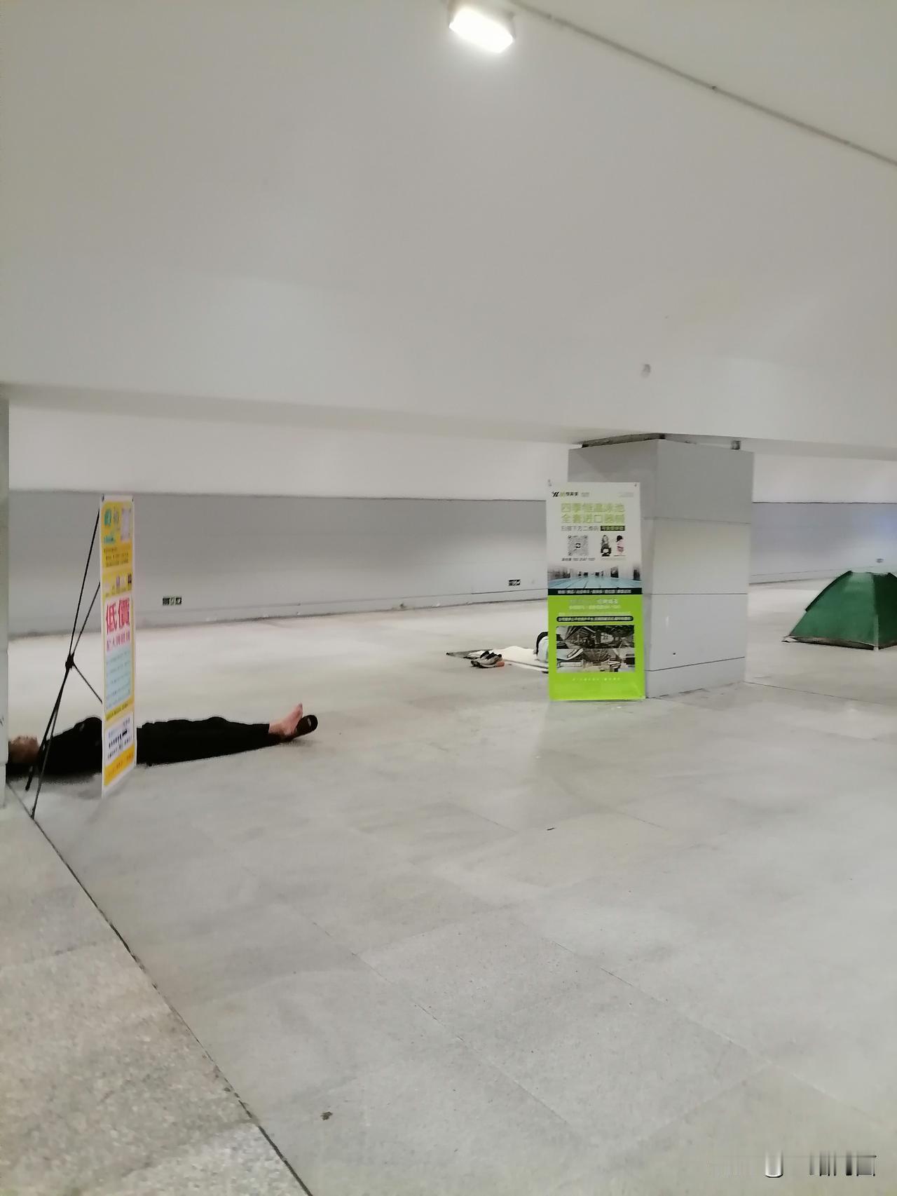 “如果不缺钱，你还会工作吗”这个话题最近爆火，上亿阅读量足见打工人对它的关注。很