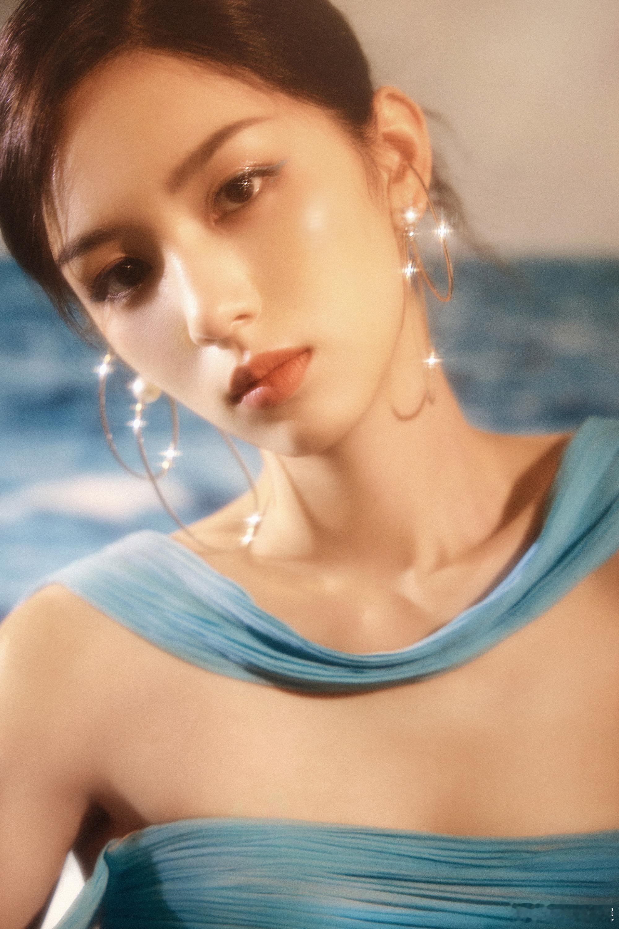 #周也美的像被打通了任督二脉# 周也今日份出发图🈶我的天啊水蓝色碎钻礼裙+蓝色