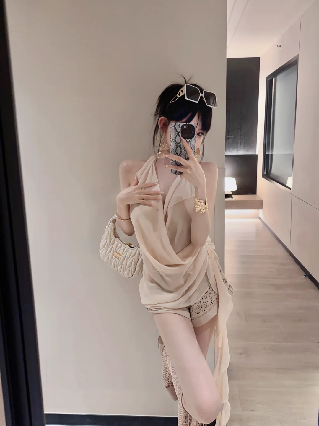 对镜还是个美女